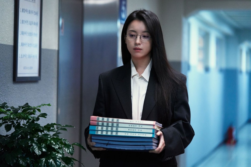 韩孝周饰演金斗植的妻子李美贤，金奉皙的母亲，拥有超于常人的五感能力。  ​
