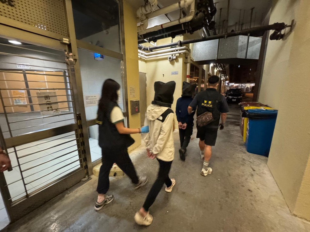 两名男女涉嫌贩运危险药物被捕。警方提供 两名男女涉嫌贩运危险药物被捕。警方提供