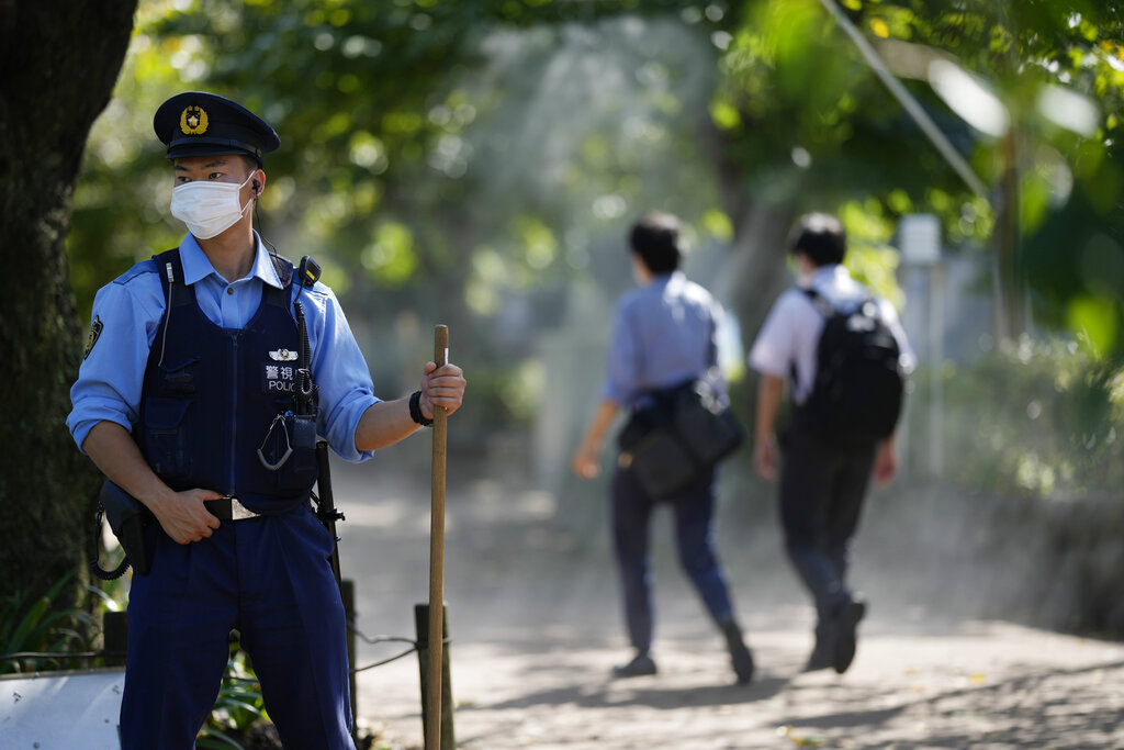 東京警方加強保安。AP