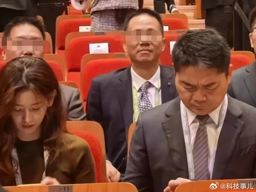 劉強東在「奶茶妹」太太章澤天旁低頭皺眉照片,成網上熱話。 劉強東在「奶茶妹」太太章澤天旁低頭皺眉照片,成網上熱話。