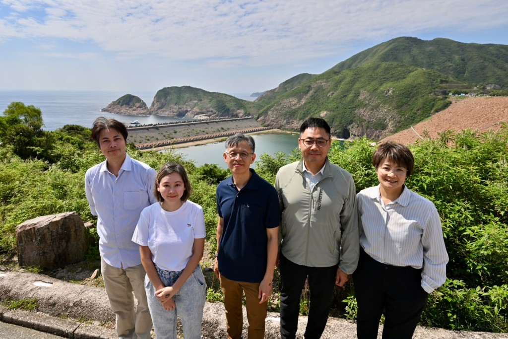 漁農自然護理署署長黎堅明今早聯同郊野公園分署助理署長陶文慧,以及一眾立法會議員實地視察首日運作情況。 漁農自然護理署署長黎堅明今早聯同郊野公園分署助理署長陶文慧,以及一眾立法會議員實地視察首日運作情況。