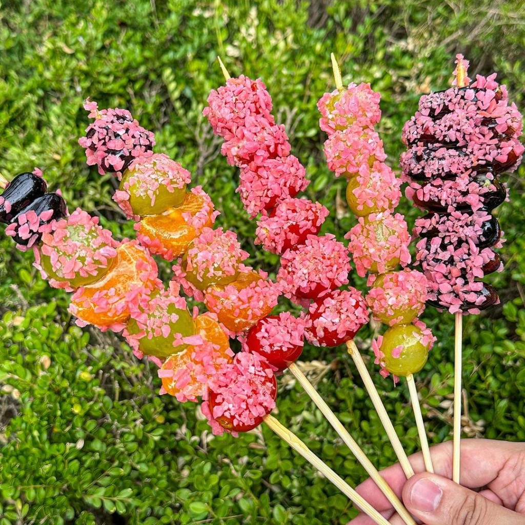糖葫蘆本身已有一層糖衣，南韓人嫌不夠甜？再鋪一層超粗糖粒享用。 Instagram@ming_foodie_