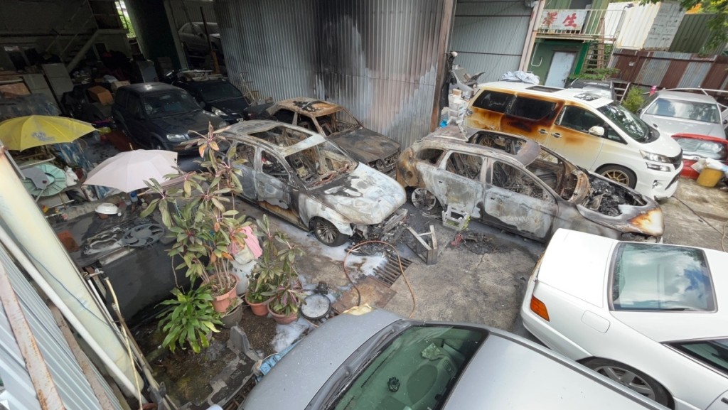 沙頭角汽車維修場火警釀1傷4貓死 ，火警中有7車被焚毀。蔡楚輝攝