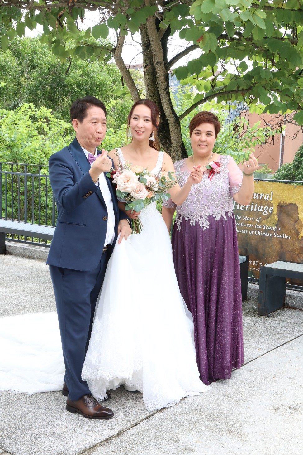 吴嘉仪举行婚礼时，父母表现开心。