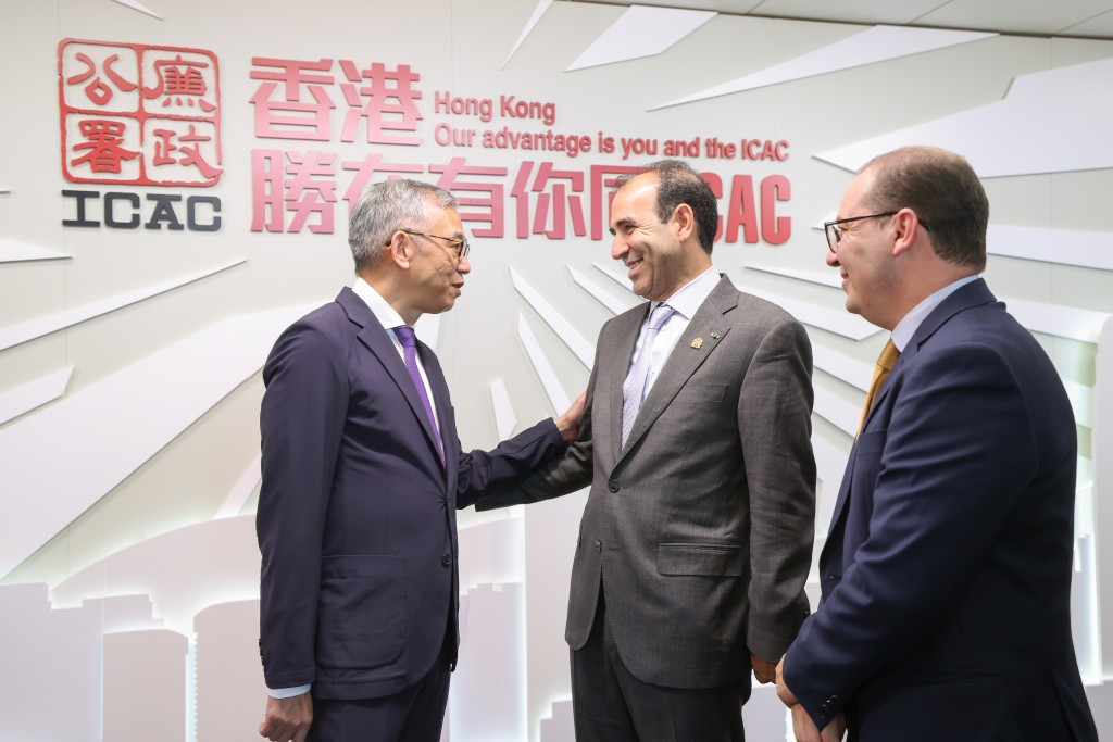 廉政專員胡英明(左)與摩洛哥國家廉政、預防和打擊腐敗局主席H.E. Mohamed Benalilou(中)會面。 廉政專員胡英明(左)與摩洛哥國家廉政、預防和打擊腐敗局主席H.E. Mohamed Benalilou(中)會面。