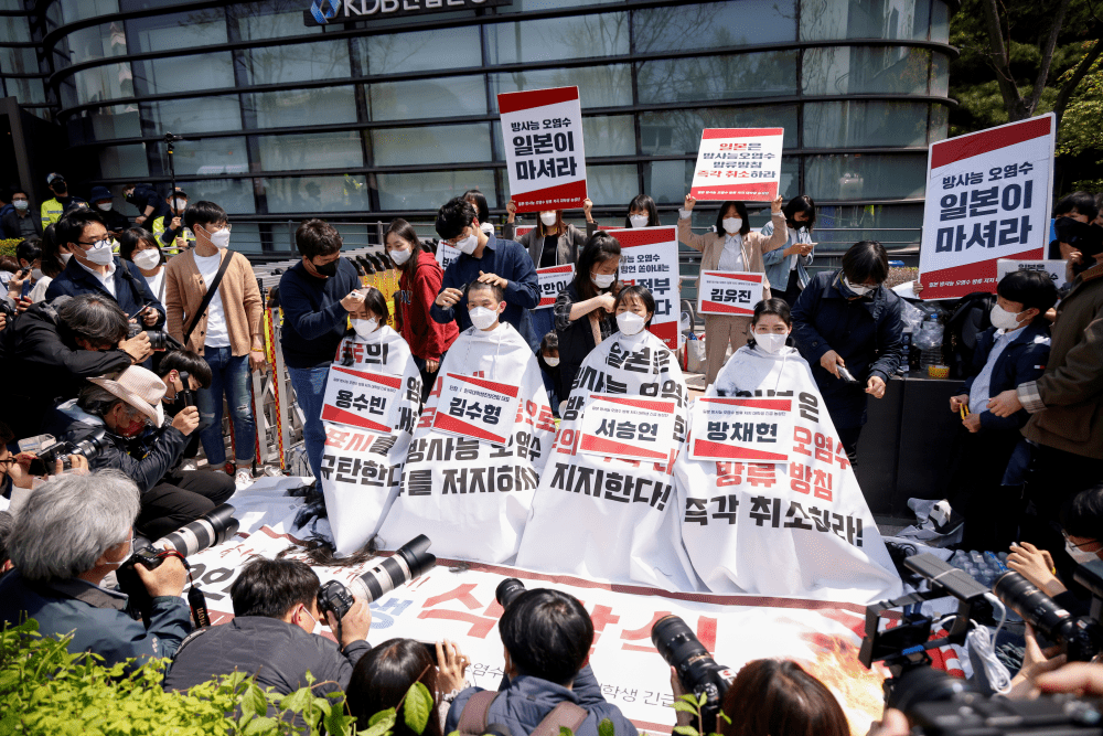 南韩学生剃光头抗议日本的核废水计画。路透社