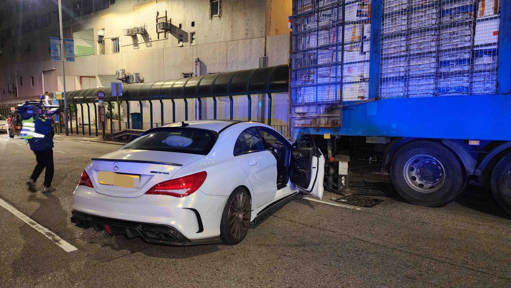 平治私家車撞向運菜車車尾。