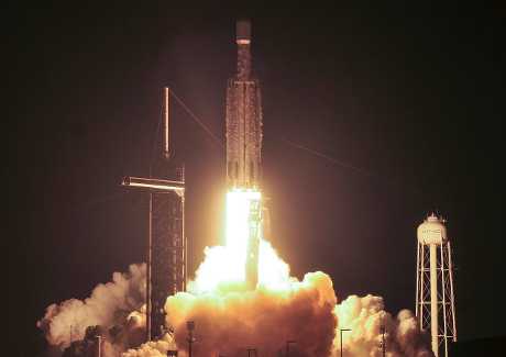 SpaceX獵鷹重型運載火箭周四載送X-37B從甘迺迪太空中心升空。美聯社