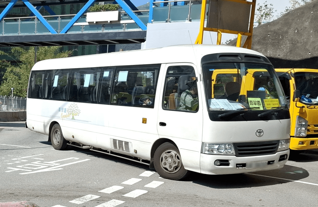 嘉翠園設有接駁巴士前往港鐵葵芳站，車程約10分鐘。