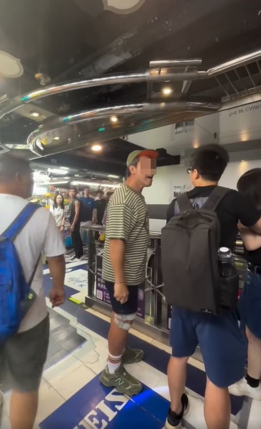 黑衫情侶道歉，但綠帽男喝斥對方：「對唔住就走啦！躝啦！」fb「香港突發事故報料區及討論區」影片截圖