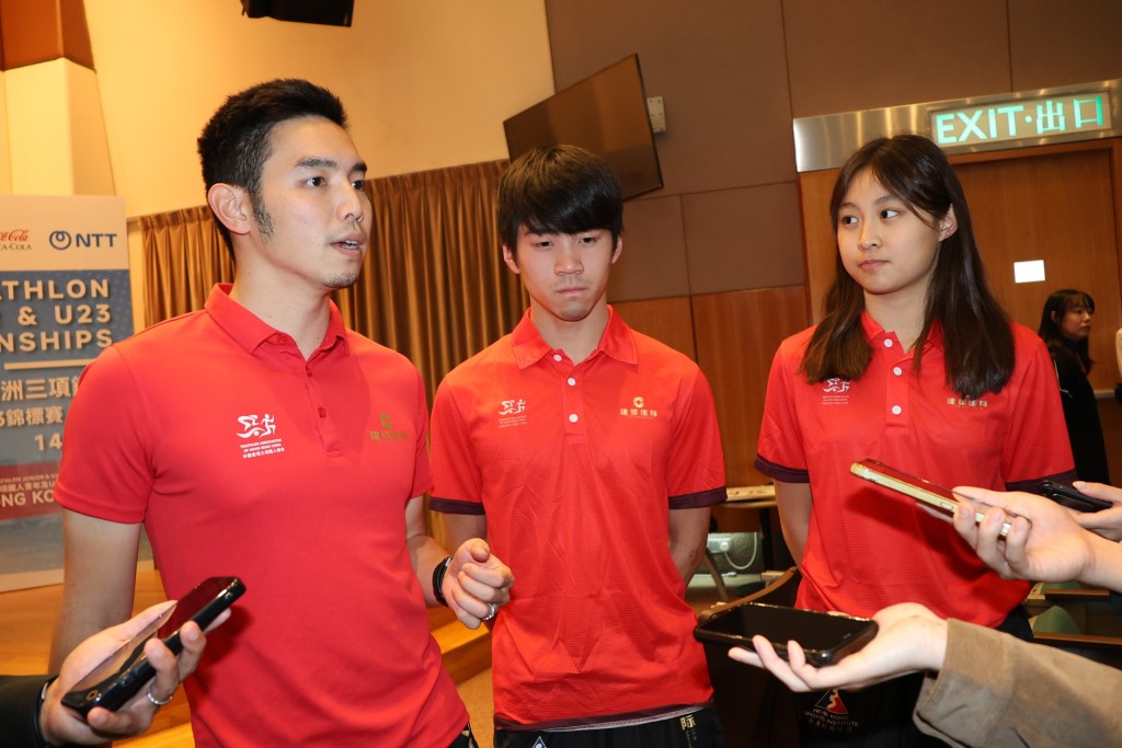 体院三铁教练张德熙(左)希望队员没压力的表现自己最好。徐嘉华摄