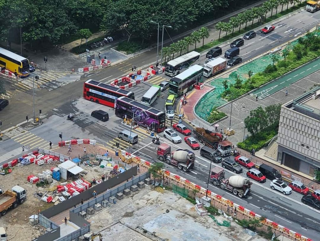 車龍塞爆迎東路，更倒灌至外圍十字路口。（受訪者提供）