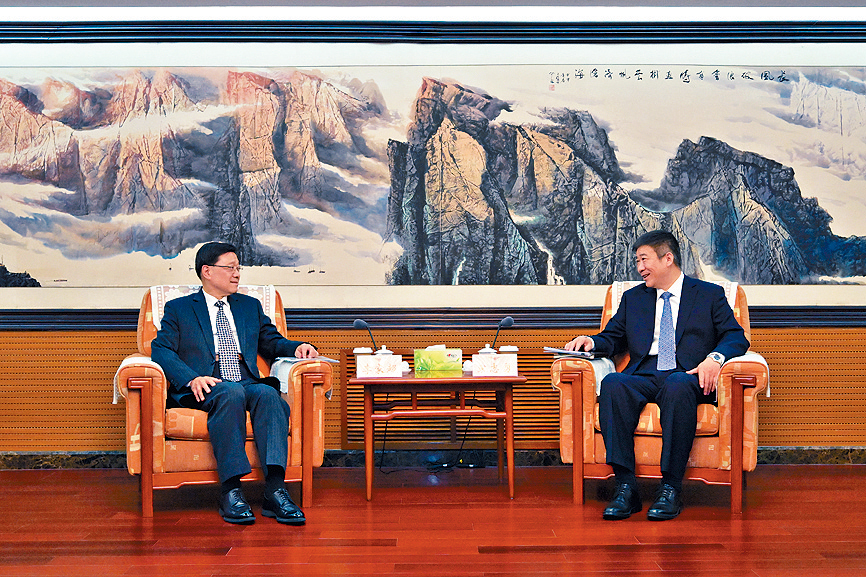 李家超（左）昨於北京與國家民航局局長宋志勇（右）會面。