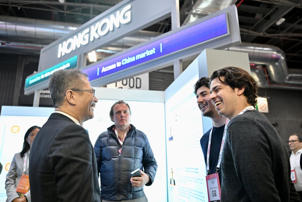 陈茂波在巴黎参观欧洲最大型的科技与初创企业年度盛会──2024 VivaTech科技创新展览会。