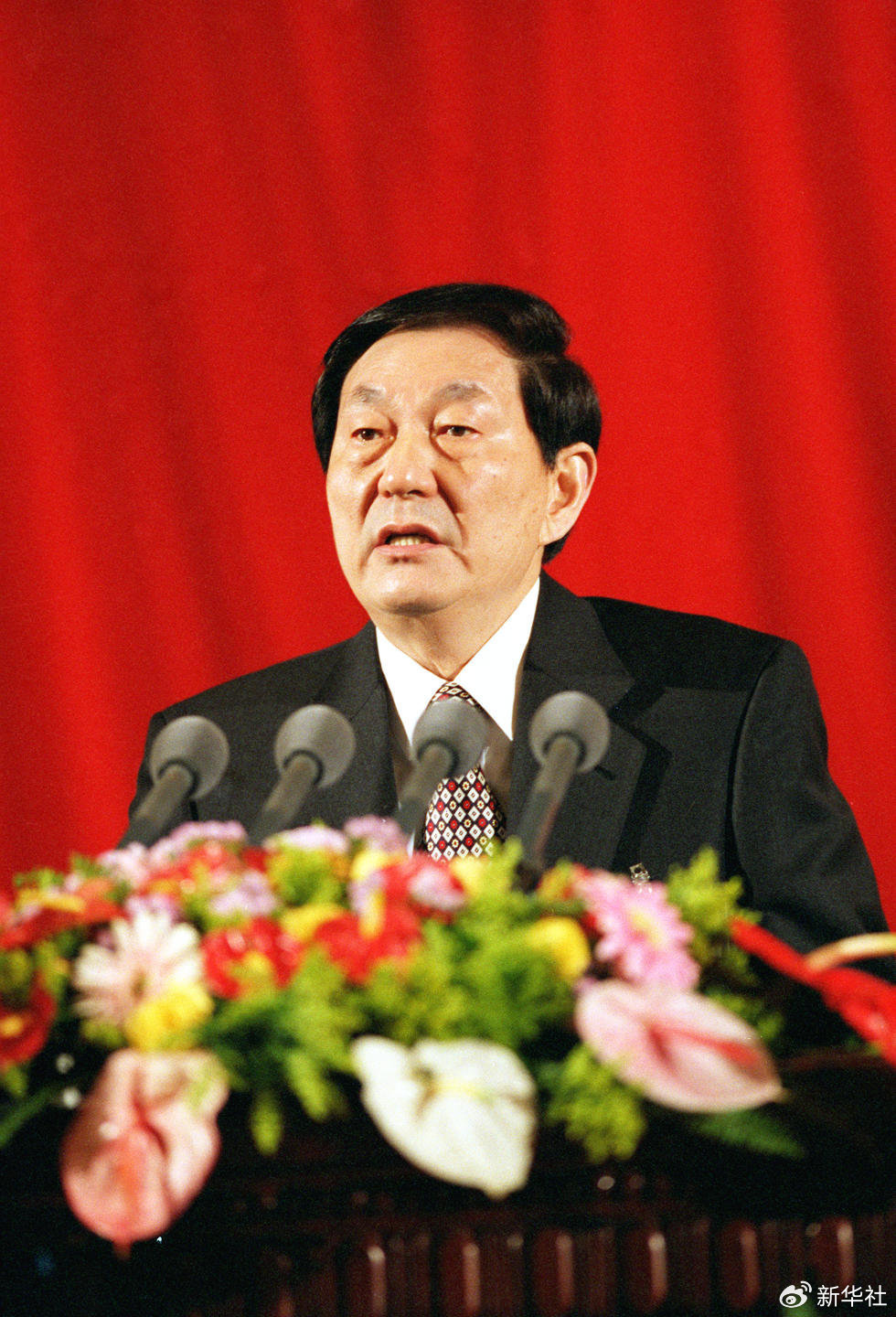 1999年3月5日,朱鎔基同志在第九屆全國人民代表大會第二次會議上作政府工作報告。新華社記者劉前剛攝 1999年3月5日,朱鎔基同志在第九屆全國人民代表大會第二次會議上作政府工作報告。新華社記者劉前剛攝