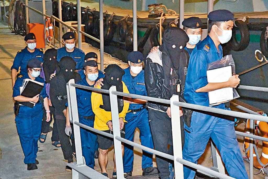 关员将其中四名内地船员带走。