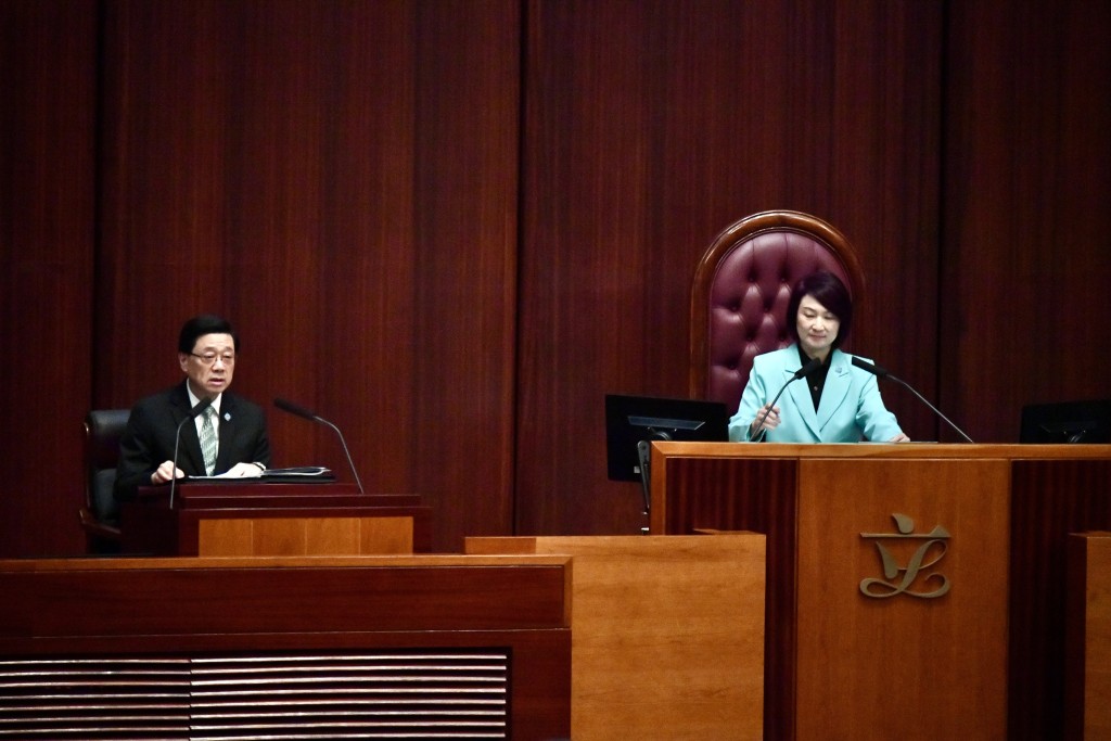 李家超今日(17日)到立法會出席行政長官互動交流答問會。 李家超今日(17日)到立法會出席行政長官互動交流答問會。