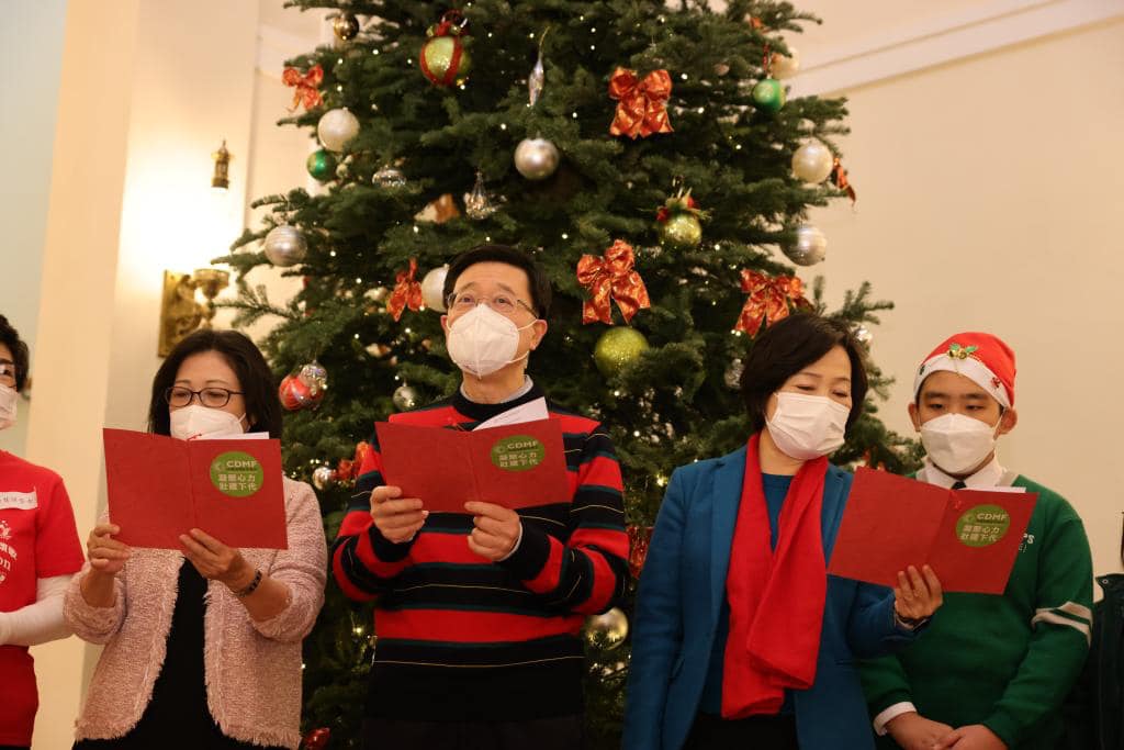 特首李家超邀请一批青少年参观礼宾府，向大家派发礼物、一起唱圣诞歌等。（李家超fb图片）