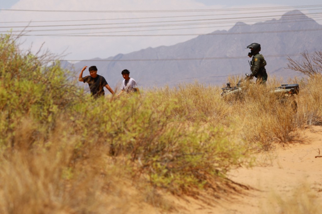 大批非法移越過美墨邊境抵達美國德州。路透社