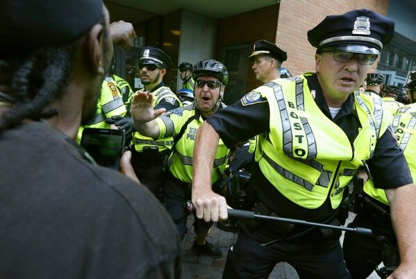 一批正執勤的波士頓男警。美聯社