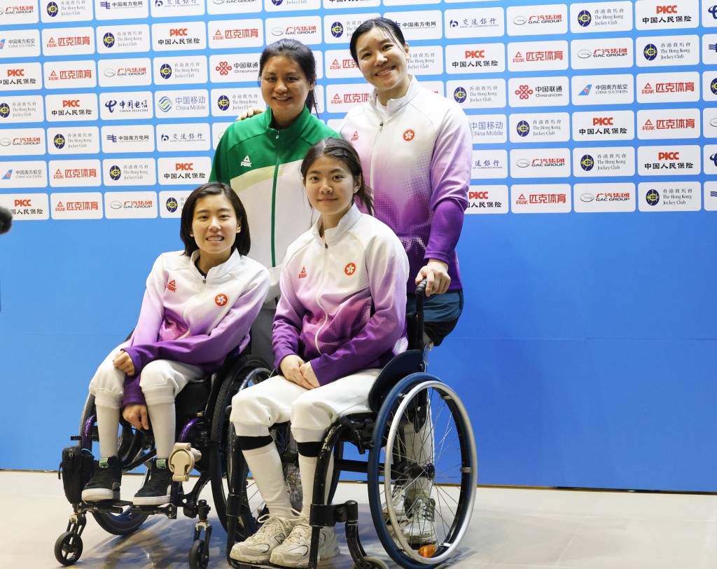 香港团一,成员包括汤雅婷(前排左)、林嘉雯(前排右)、余翠怡(后排右)及澳门的刘燕仪(后排左)组成「港澳联合队」参加女花团体赛。徐嘉华摄 香港团一,成员包括汤雅婷(前排左)、林嘉雯(前排右)、余翠怡(后排右)及澳门的刘燕仪(后排左)组成「港澳联合队」参加女花团体赛。徐嘉华摄