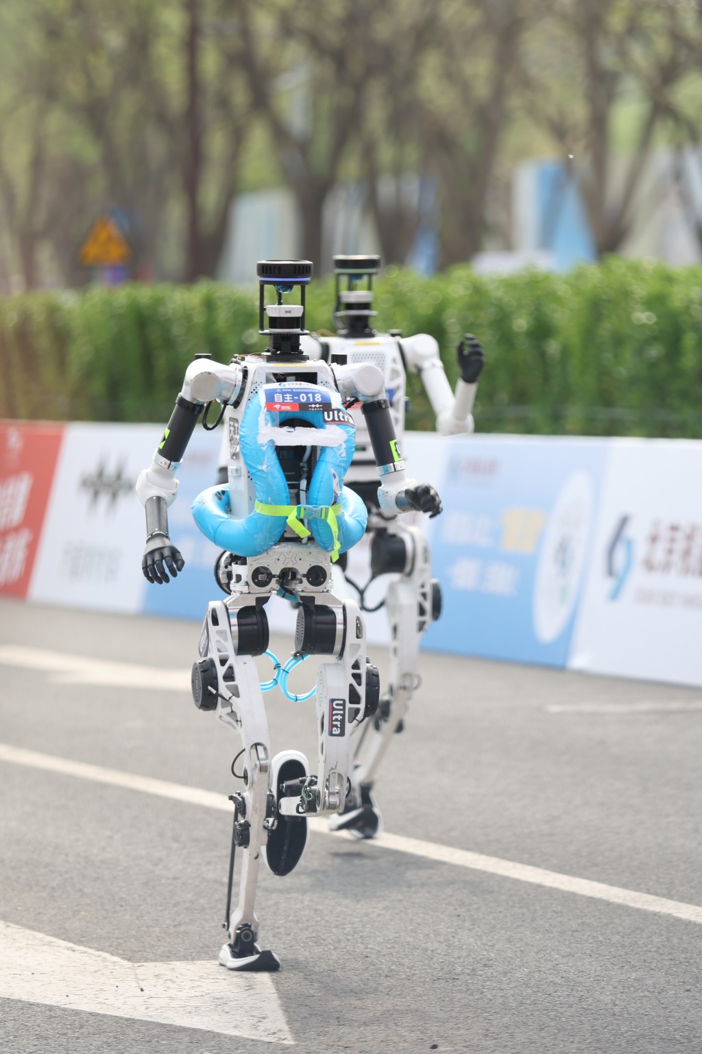 第二届北京亦庄机械人半程马拉松昨日举行。中新社