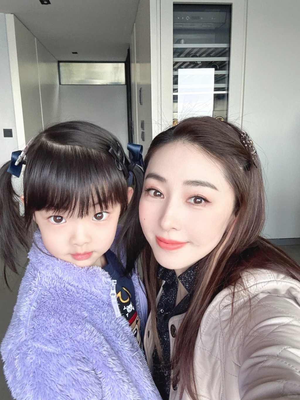 賈曉晨細女活潑可愛,樣子甚似爸爸樊少皇。 賈曉晨細女活潑可愛,樣子甚似爸爸樊少皇。