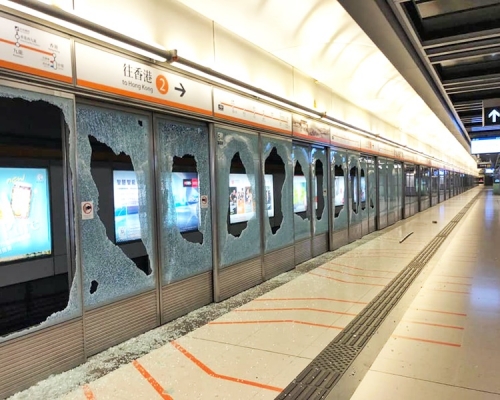 東涌站月台幕門被打爆。香港鐵路工會聯合fb圖片