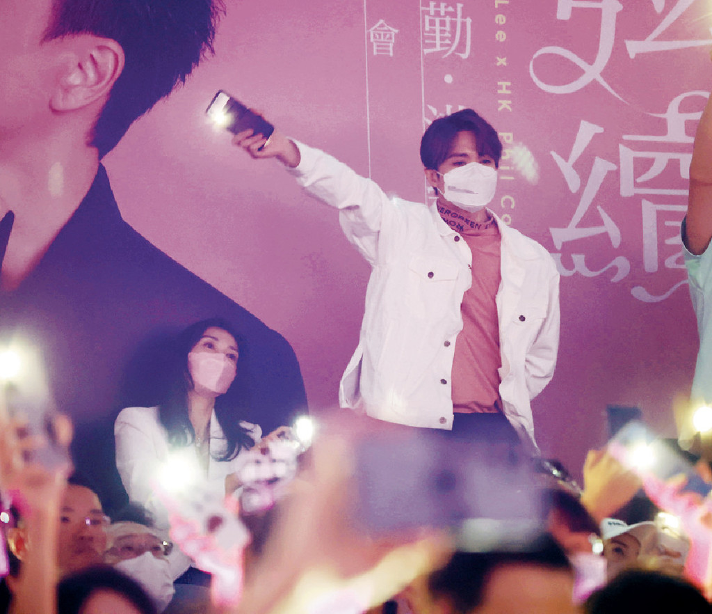 ■张敬轩在台下听得好投入。