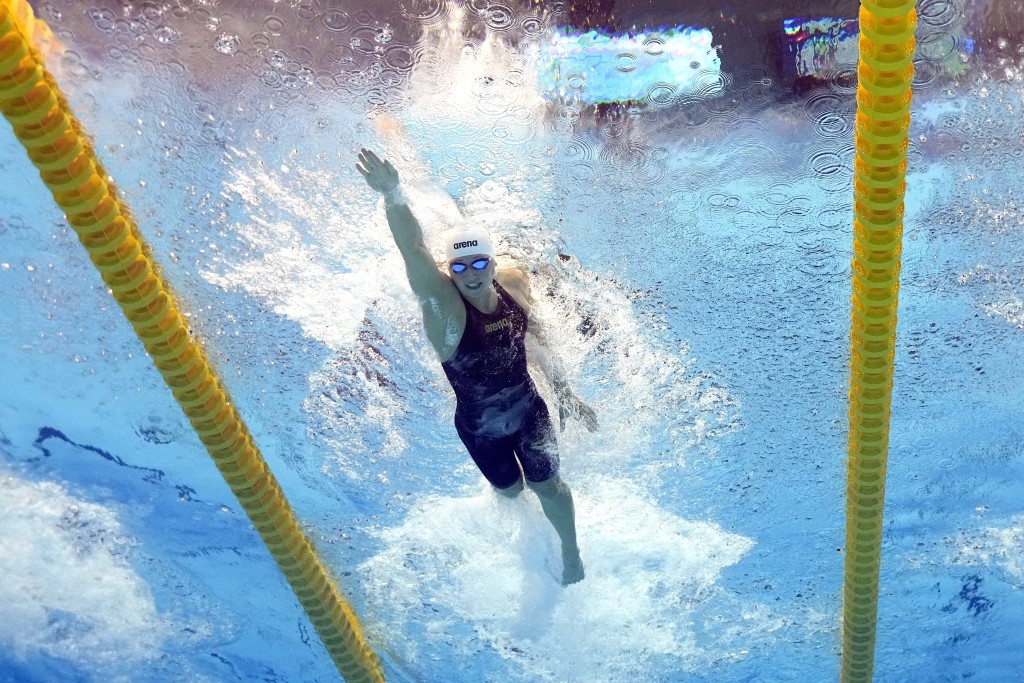 何诗蓓在美国赛先出战100米自由泳，再参加100米蛙泳，都赢金牌。 AP资料图片
