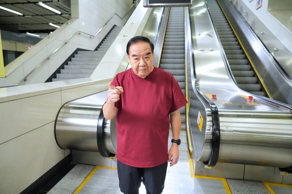 Kent哥日前現身港鐵南昌站拍攝廣告。 Kent哥日前現身港鐵南昌站拍攝廣告。