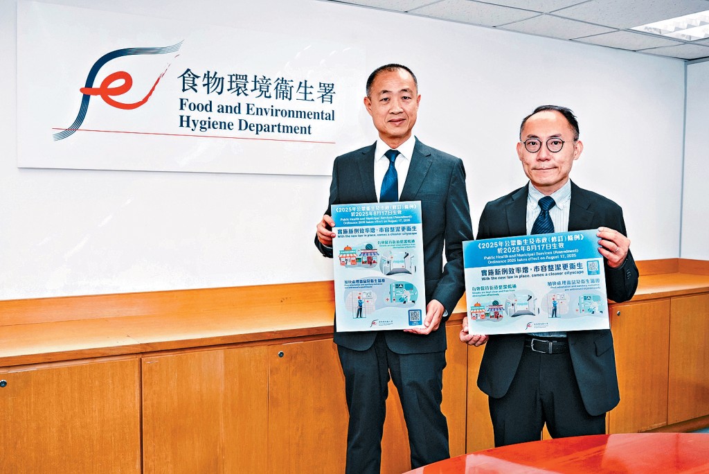 葉國祥(左)指,提高店舖阻街罰則後,發出的定額罰款通知書減少9成。