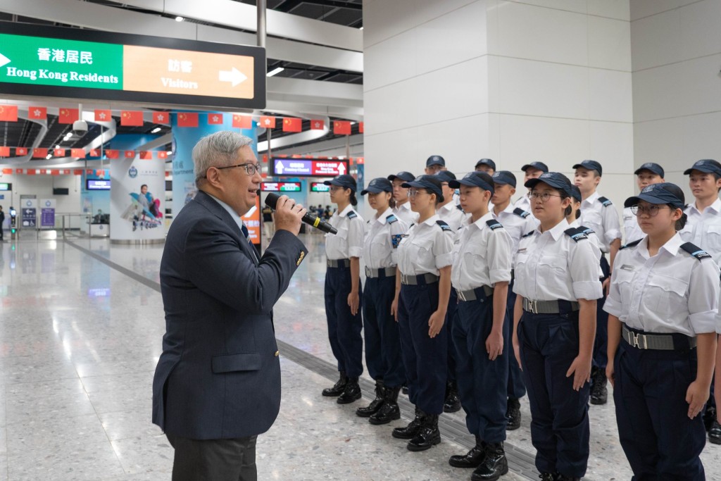 入境處青少年領袖團昨到大灣區交流，由處長區嘉宏親自帶隊，盼新一代認識祖國歷史。　