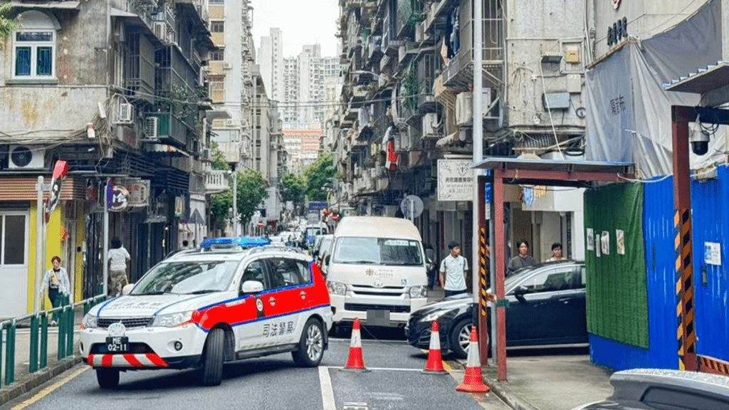 澳門一名18歲中學生向女教師淋潑通渠水。澳門日報圖片
