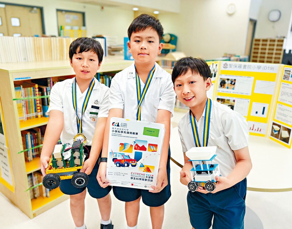 聖保羅書院小學在小學科學先鋒挑戰賽奪冠，許嘉晉（中）形容親身體驗比死記硬背更易入腦，旁為蔡緯羲（左）及彭翔駿。 