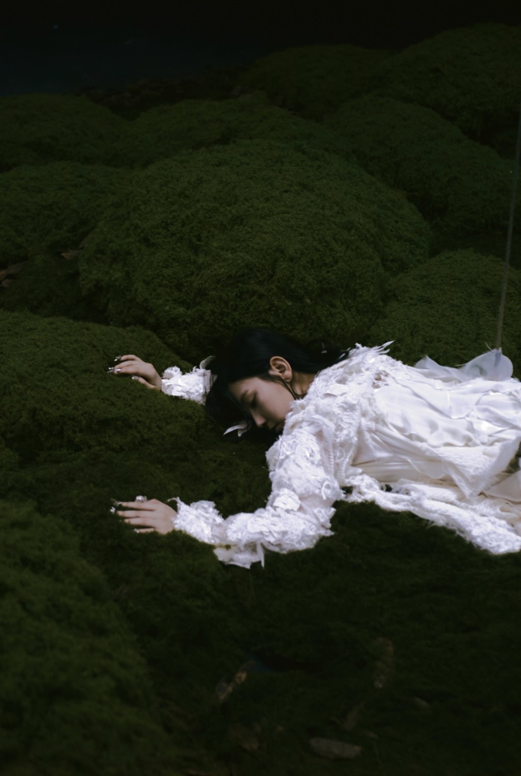 炎明熹拍MV飞天落水又瞓地。