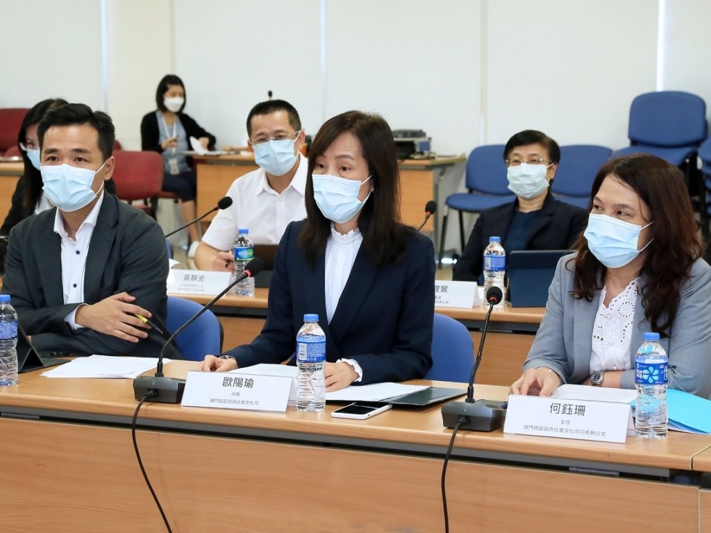 歐陽瑜司長(中)與國家衛生健康委員會專家組座談。 應變協調中心圖片