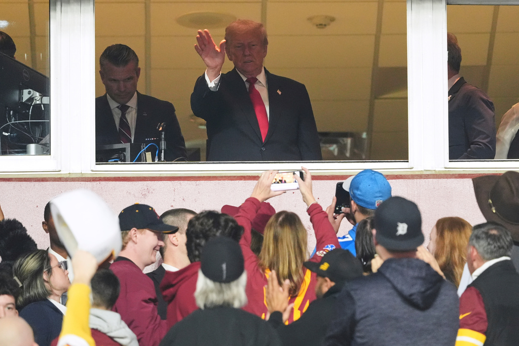 特朗普向室內觀看席外的球迷揮手。美聯社