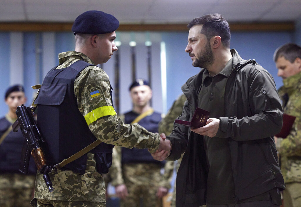 泽连斯基慰问乌军士兵。AP