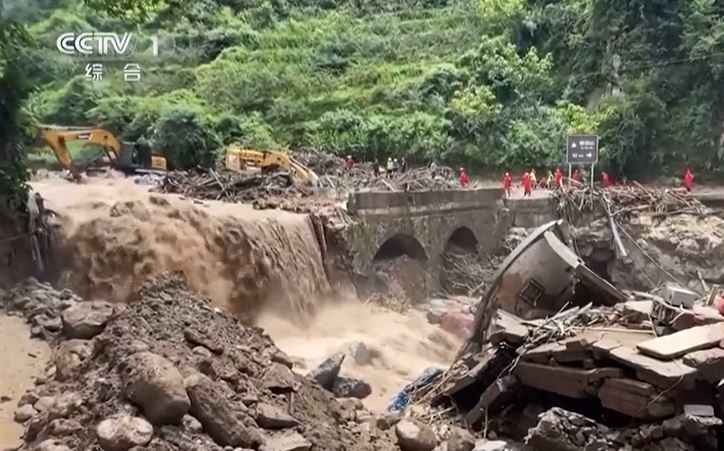 四川雅安前日暴雨引發嚴重泥石流，現已造成至少15人遇難。