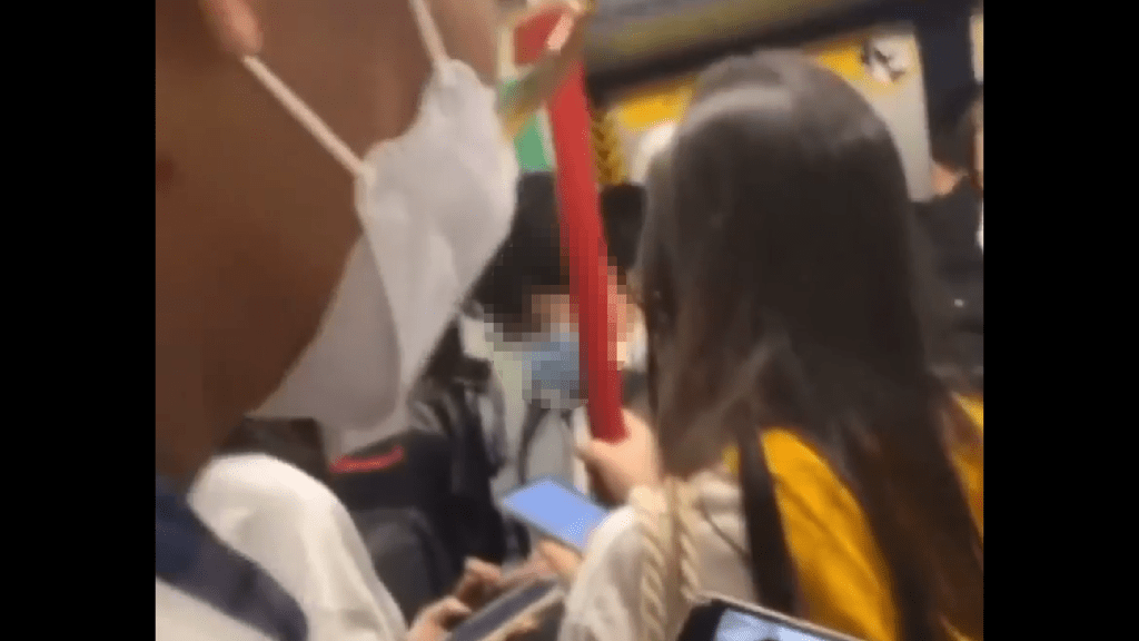 去年(2022年)有網民拍到有伯伯在港鐵擁擠車廂內，旁若無人睇AV色情片。