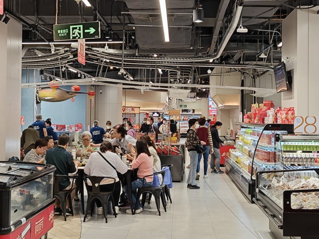 超市设有熟食空间及餐桌，让顾客大快朵颐。  ​