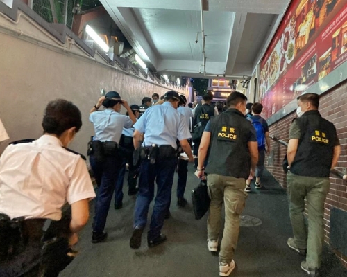 尖沙嘴分區雜項調查隊聯同衛生署控煙酒辦公室，昨晚巡查區內食肆、酒吧、夜總會及派對房間。警方圖片