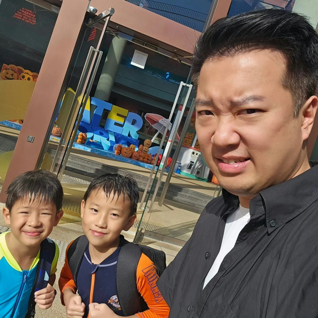 王賢訊的兩子據指已經12歲及9歲。 王賢訊的兩子據指已經12歲及9歲。