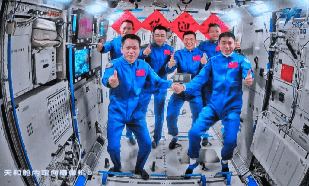 两个太空人乘组拍下「全家福」，共同向牵挂他们的全国人民报平安。