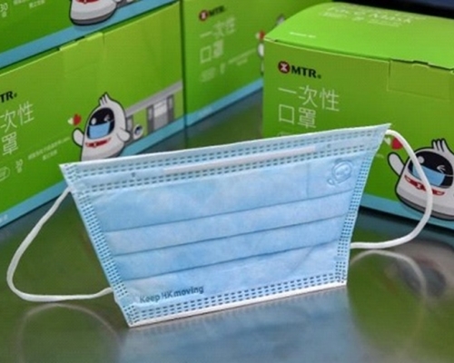 港鐵口罩採用梯形設計，口罩右上角印上「鐵仔」圖案，左下角則有「Keep HK moving」字句。港鐵圖片
