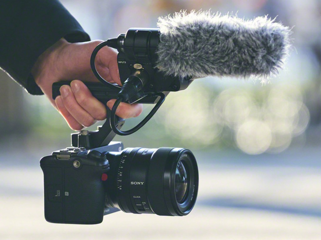 裝上XLR手柄後，可以像傳統攝錄機那樣手持拍片。