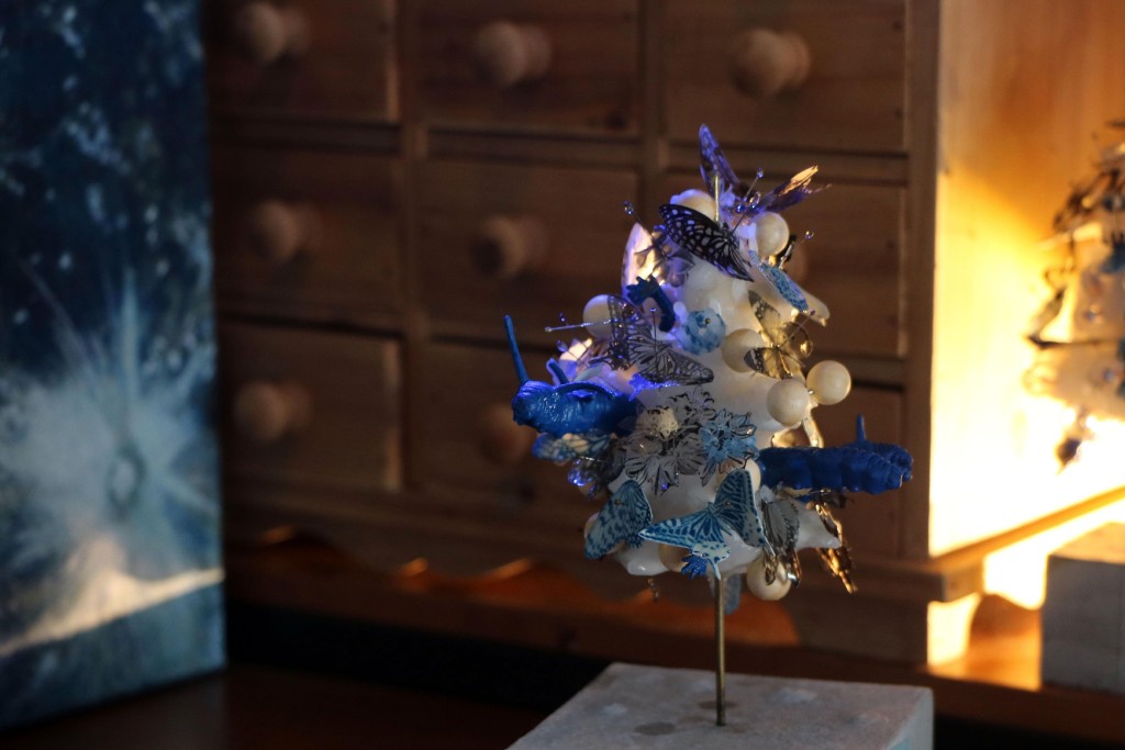 艺术家陈佩玲于驻留南丫岛期间收集居民对于岛上生物的记忆及想像，以「蓝晒」显影技术及拼贴创作，制作成奇幻的「岛国异兽」标本。
