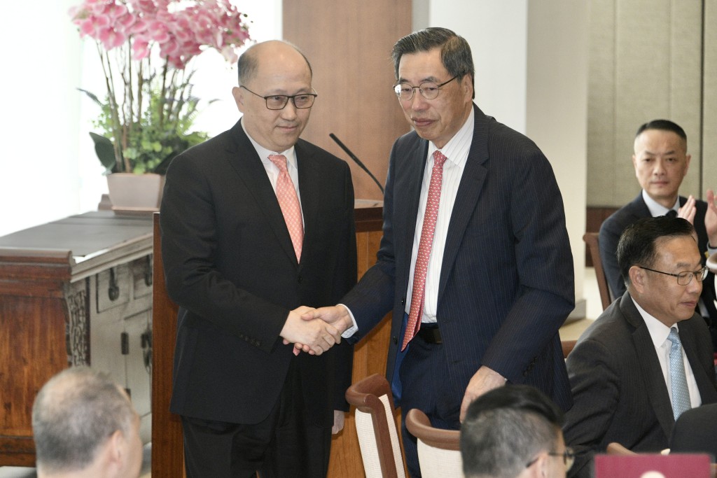 郑雁雄与立法会主席梁君彦握手。陈浩元摄