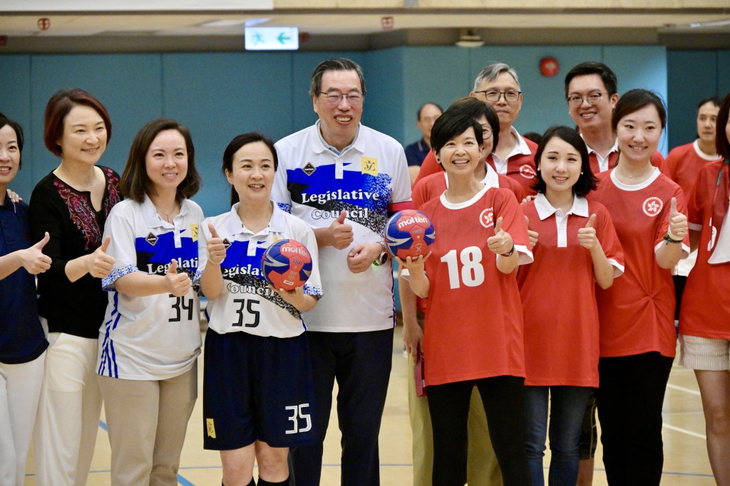 圖為去年立法會與政府五人足球友誼賽。資料圖片 圖為去年立法會與政府五人足球友誼賽。資料圖片